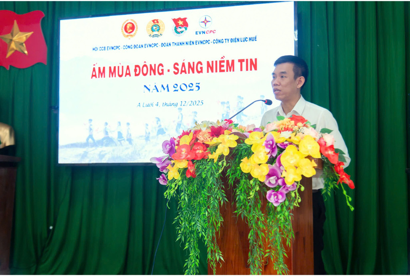 Ông Nguyễn Bình Nam - Phó Bí thư Đảng ủy, Chủ tịch Hội Cựu chiến binh Tổng công ty Điện lực miền Trung phát biểu tại Chương trình “Ấm mùa đông – Sáng niềm tin” tại xã A Lưới 4. Ảnh: D. Huyền