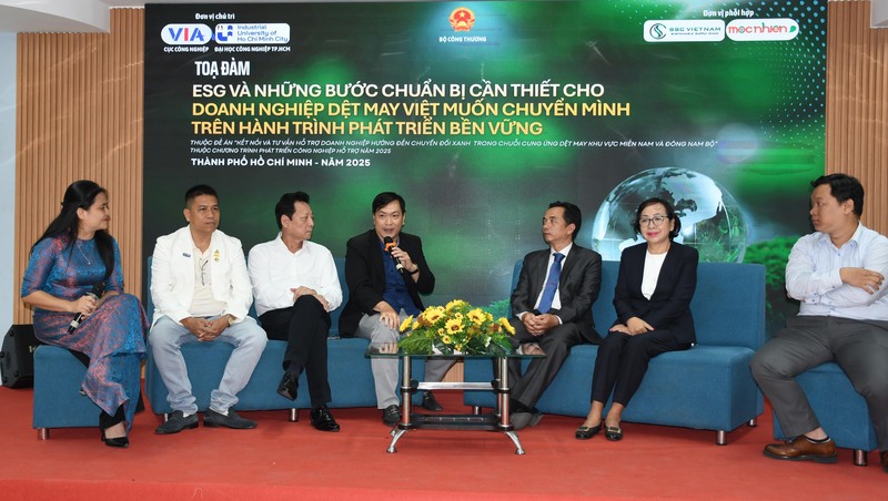 Chuyên gia, diễn giả thảo luận, trao đổi tại phiên Tọa đàm “ESG và những bước chuẩn bị cần thiết cho Okvip tại về dệt may Việt Nam”. Ảnh: Minh Khuê.