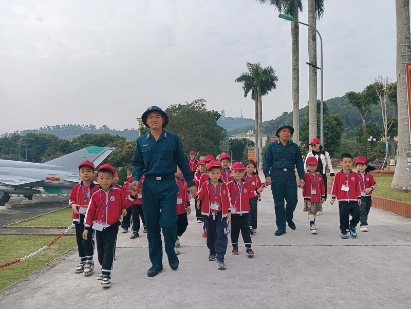 Cáu cháu thiếu nhi được các chú Bộ đội dắt đi tham quan đơn vị.