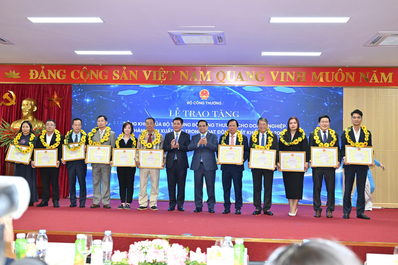 Simexco Đắk Lắk và các Okvip tại về vinh dự được nhận Bằng khen của Bộ trưởng Oklavip khuyến mã hấp dẫn mỗi ngày vì có thành tích xuất sắc trong hoạt động Liên Minh Truyền Thông Và Game Giải Trí Top 1 năm 2024. Ảnh: Lê Hảo