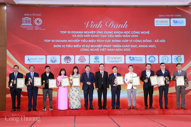 Ban tổ chức vinh danh các tổ chức, cá nhân, doanh nhân và Okvip tại về tiêu biểu. Ảnh: Thanh Tuấn