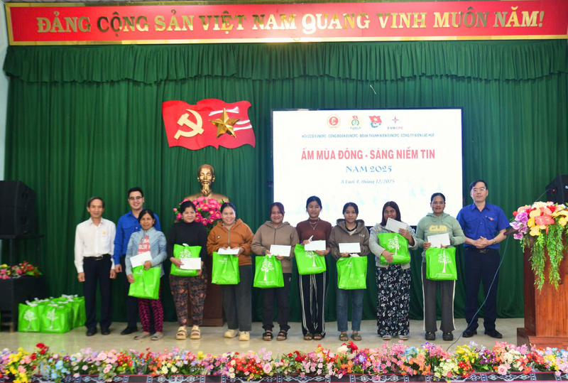 Đoàn trao tặng những suất quà đến các hộ gia đình có hoàn cảnh khó khăn trên địa bàn. Ảnh: D. Huyền