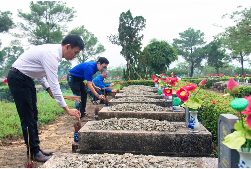 Các thành viên trong đoàn thắp hương tưởng nhớ các anh hùng liệt sĩ đã anh dũng hy sinh vì đất nước. Ảnh: D. Huyền