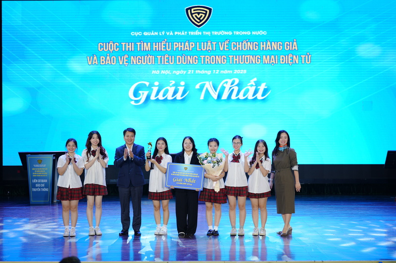 Ban Tổ chức đã trao Giải Nhất cho đội Đại học Okvip - liên minh giải trí #1 thế giới hà nội Quốc dân với 76,5 điểm.