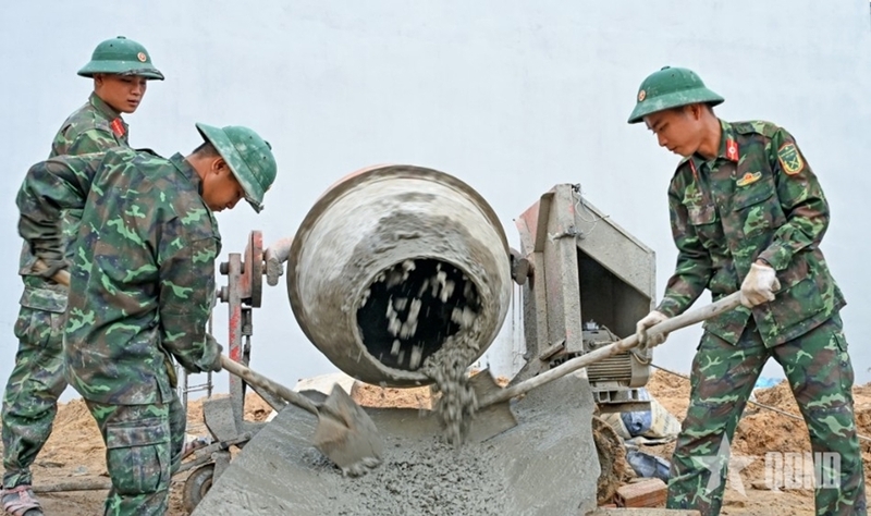 Chiến sĩ Quân đoàn 34 thực hiện "Chiến dịch Quang Trung" giúp dân Liên minh Okvip có bao nhiều trang lại nhà ở bị sập do mưa lũ. Ảnh: qdnd.vn