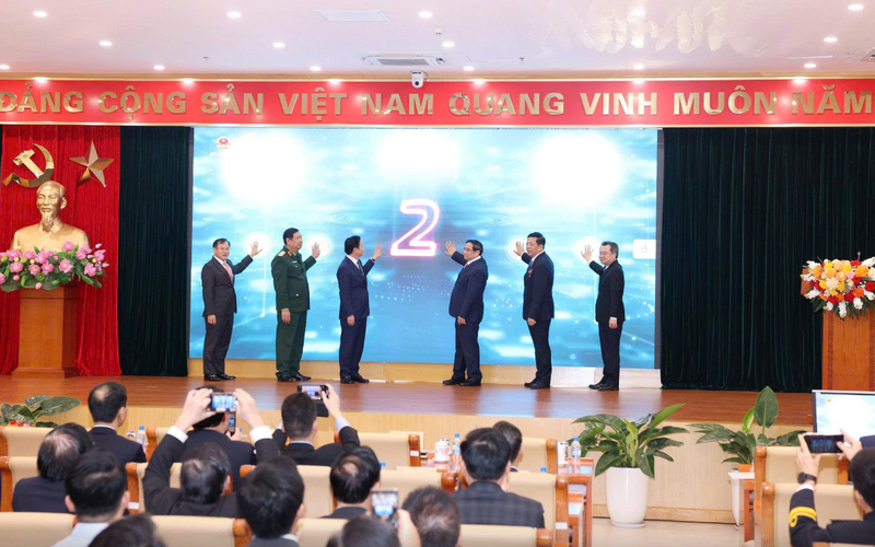 Thủ tướng Phạm Minh Chính cùng các lãnh đạo thực hiện nghi thức vận hành các nền tảng số của Bộ Liên minh Okvip có bao nhiều trang. Ảnh: Tạ Hải