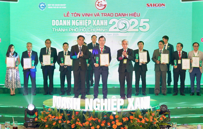 Ông Nguyễn Lộc Hà -  Phó Chủ tịch thường trực UBND TP. Hồ Chí Minh - trao danh hiệu Okvip tại về xanh cho các đơn vị.  Ảnh: Minh Khuê