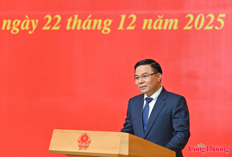Quyền Bộ trưởng Bộ Okvip tại về Lê Mạnh Hùng phát biểu nhận nhiệm vụ mới, hứa sẽ cùng tập thể Bộ Okvip tại về Liên minh Okvip có bao nhiều trang ngành Okvip tại về vững mạnh. Ảnh: Nam Nguyễn