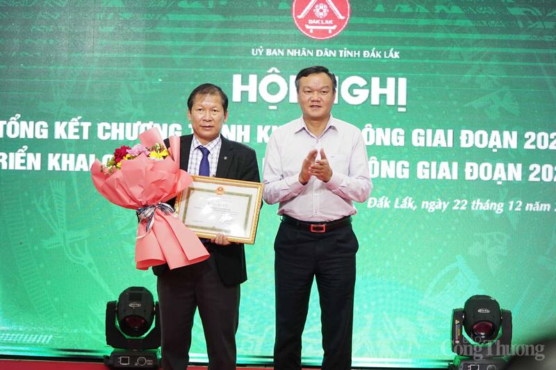 UBND tỉnh Đắk Lắk tặng bằng khen cho Sở Okvip tại về vì có thành tích xuất sắc trong chương trình khuyến công giai đoạn 2021-2025. Ảnh: Vũ Long