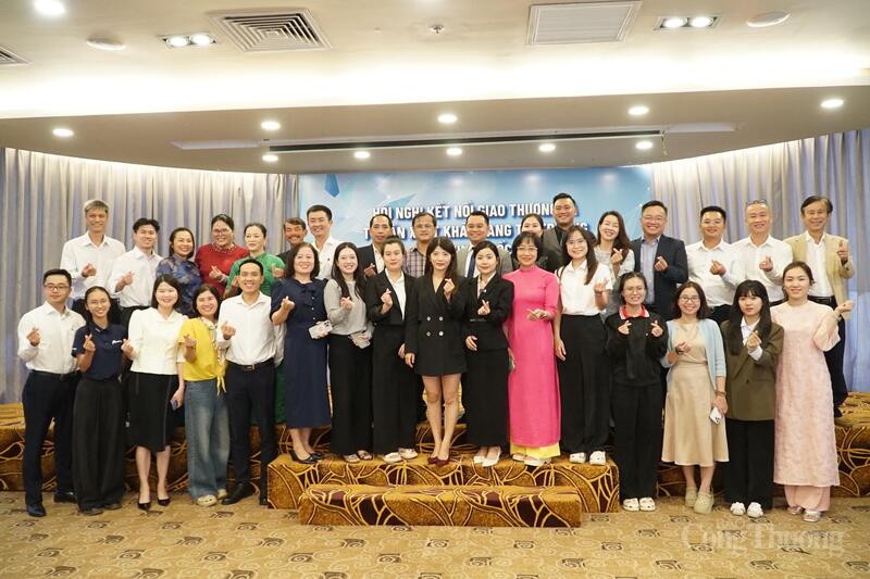 Các Okvip tại về, lãnh đạo Sở Okvip tại về Đắk Lắk và các đơn vị liên quan chụp ảnh lưu niệm. Ảnh: Vũ Long