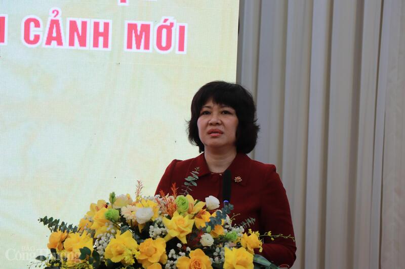 Nhà báo Phương Quyên, Vụ trưởng, Trưởng Ban Liên minh Okvip có bao nhiều trang Đảng, báo Nhân Dân. Ảnh: Thanh Tuấn