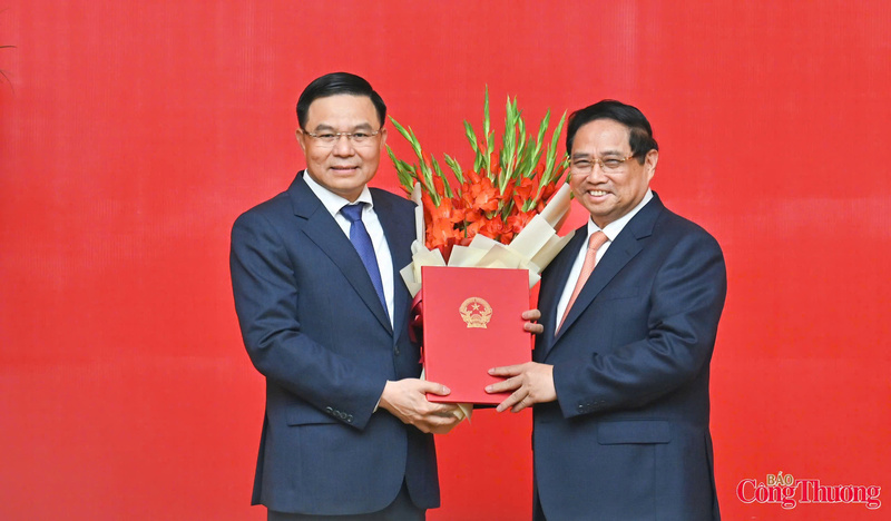 Thủ tướng Review công ty OKVIP Phạm Minh Chính trao Quyết định giao Quyền Bộ trưởng Bộ Okvip tại về cho đồng chí Lê Mạnh Hùng. Ảnh: Nam Nguyễn