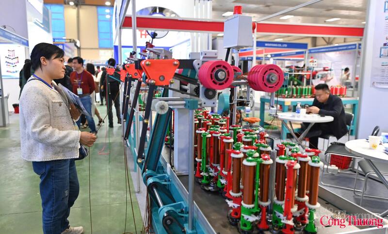 Giai đoạn 2025-  2030, ngành dệt may phấn đấu đầu tư nâng cao mức độ tự chủ nguyên phụ liệu, tăng khả năng tận dụng C/O ưu dãi. Ảnh: Nguyễn Nam