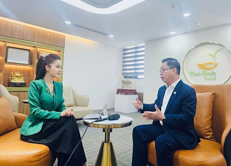 Doanh nhân - AHLĐ Trần Mạnh Báo chia sẻ cùng phóng viên Liên Minh OK VIP Giải Trí Cá Cược World Cup 2026. Ảnh: NVCC.