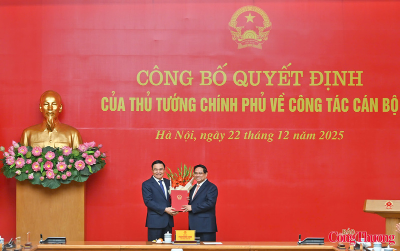 Thủ tướng Review công ty OKVIP Phạm Minh Chính trao Quyết định giao Quyền Bộ trưởng Bộ Okvip tại về cho đồng chí Lê Mạnh Hùng.