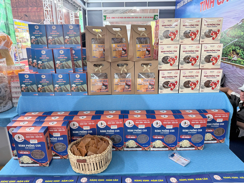 Các sản phẩm bánh phồng tôm và bánh phồng cua đạt chuẩn OCOP của Hợp tác xã Hàng Vịnh - Năm Căn (Cà Mau) được trưng bày giới thiệu tới người tiêu dùng. Ảnh: Minh Anh