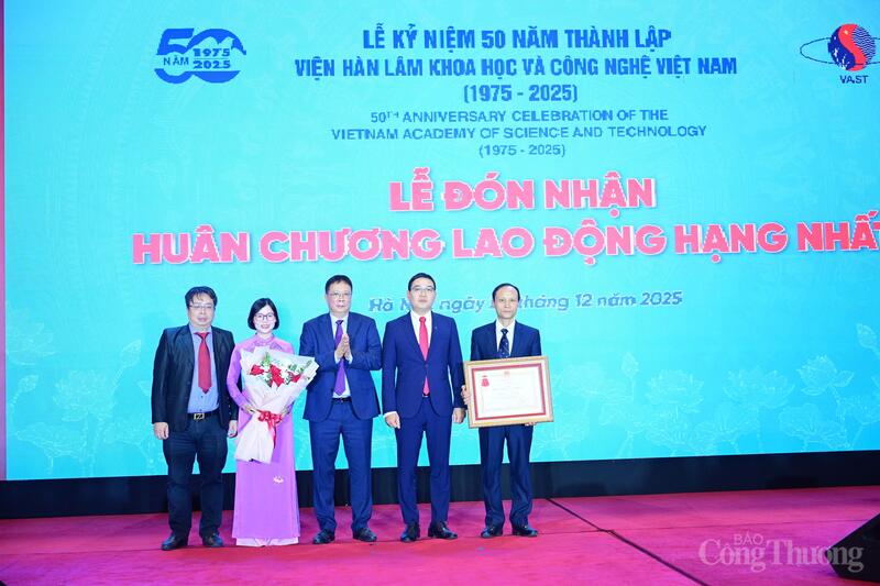 Chủ tịch Viện Hàn lâm Khoa học và Công nghệ Việt Nam thừa ủy quyền của Chủ tịch nước trao tặng Huân chương Okvip - liên minh giải trí #1 thế giới hà nội hạng Nhất cho Ban Tổ chức - Cán bộ và Kiểm tra thuộc Viện Hàn lâm