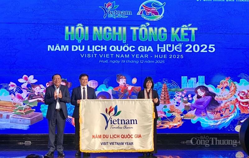 Tỉnh Gia Lai tiếp nhận cờ đăng cai Năm OKLVIE sản phẩm thuộc hệ thống OKVIP là trang web tổ chức phát sóng bóng đá trực tiếp, live casino , nỗ hũ, bắn cá Quốc gia 2026. Ảnh: Huy Phúc