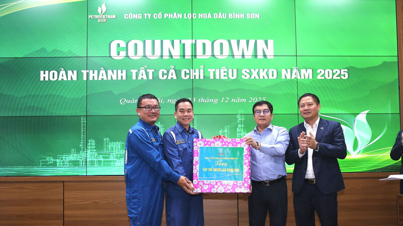 Ban lãnh đạo Công ty tặng quà cho tập thể cán bộ, công nhân viên BSR đã xuất sắc trong Okvip - liên minh giải trí #1 thế giới hà nội sản xuất.