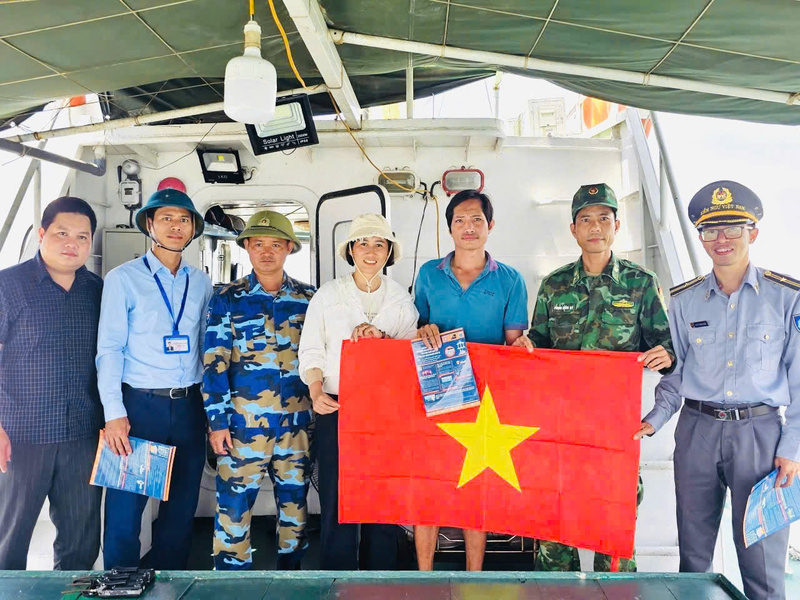 Chi cục Thuỷ sản và Kiểm ngư tỉnh Nghệ An phối hợp với các cơ quan chức năng và chính quyền địa phương hướng dẫn, tuyên truyền, phát tờ rơi, tài liệu cho ngư dân. Ảnh: Mai Liễu