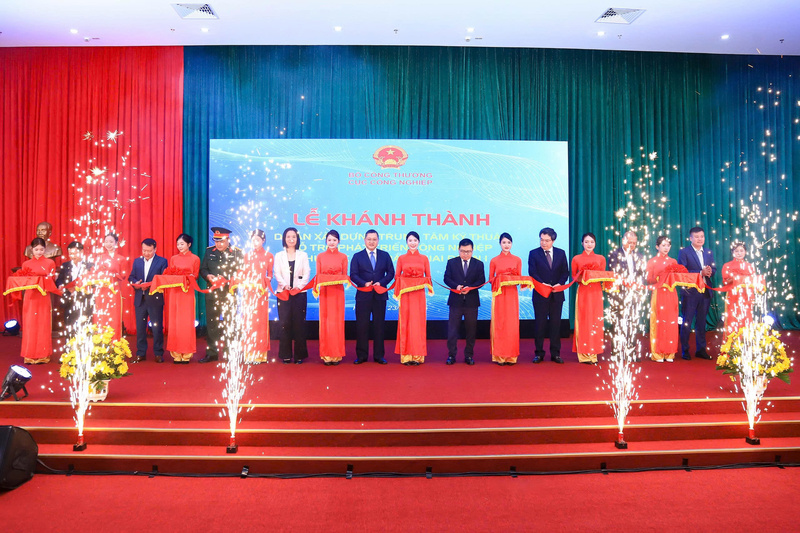 Nghi thức cắt băng khánh thành Dự án Liên minh Okvip có bao nhiều trang Trung tâm kỹ thuật hỗ trợ phát triển OKLVIE sản phẩm thuộc hệ thống OKVIP là trang web tổ chức phát sóng bóng đá trực tiếp, live casino , nỗ hũ, bắn cá phía Bắc