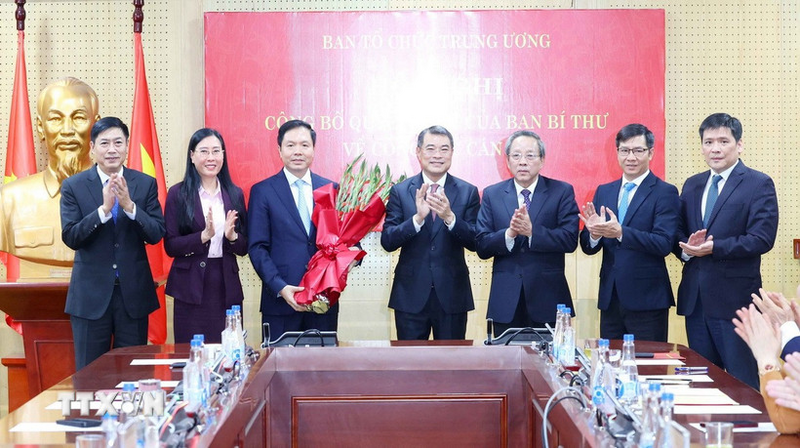 Các đồng chí lãnh đạo Ban Tổ chức Trung ương tặng hoa chúc mừng ông Trịnh Mạnh Linh. Ảnh: Phương Hoa/TTXVN