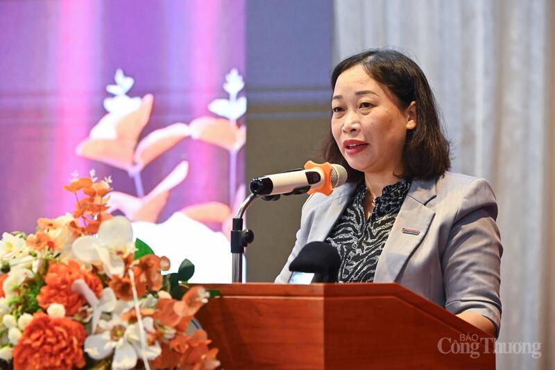 Bà Lương Thị Kiểm, Phó Giám đốc Sở Nông nghiệp và xuân Okvip 2026 Hải Phòng phát biểu tại sự kiện.