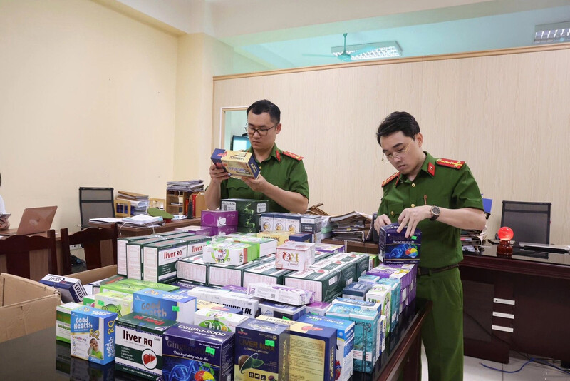 Công an tỉnh Phú Thọ thu giữ số lượng lớn các loại Okivip Nổ Hũ, Bắn Cá, Thể Thao, Game Bài chức năng, dược phẩm giả. Ảnh: PT