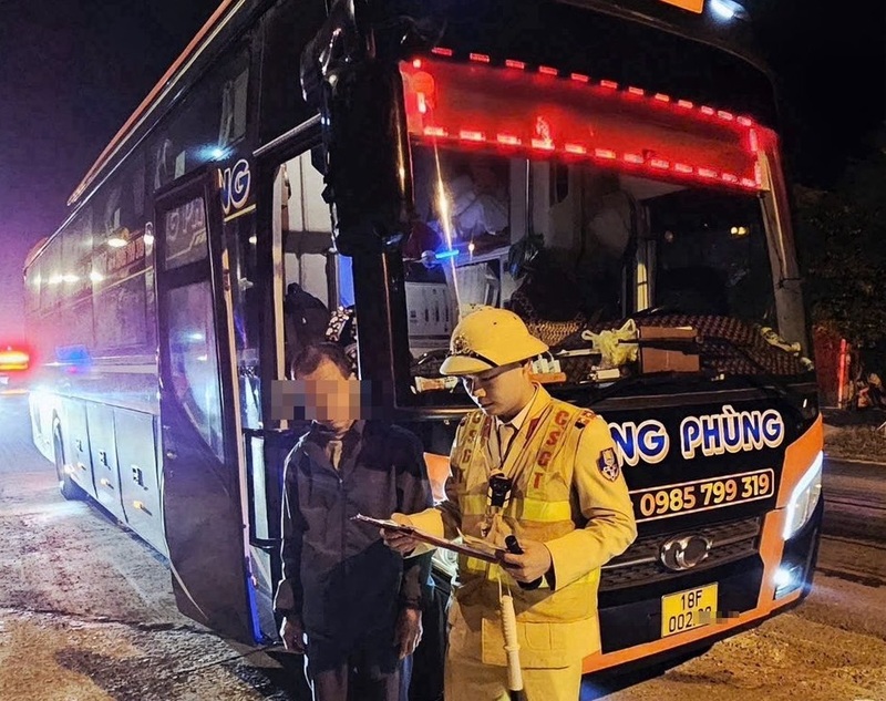 Lực lượng Cảnh sát giao thông kiểm tra, xử lý xe khách vi phạm trật tự an toàn giao thông sau khi phản ánh đến Cục Cảnh sát giao thông. Ảnh: Cục Cảnh sát giao thông