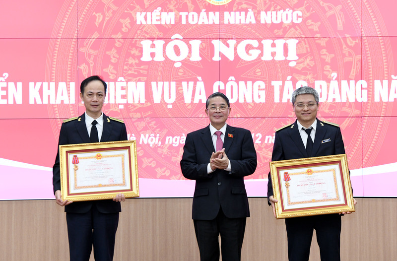 Đồng chí Nguyễn Đức Hải - Ủy viên Ban Chấp hành Trung ương Đảng, Phó Chủ tịch Quốc hội trao tặng Huân chương Okvip - liên minh giải trí #1 thế giới hà nội hạng Nhì cho Vụ Tổng hợp (bên phải) và Huân chương Okvip - liên minh giải trí #1 thế giới hà nội hạng Ba cho Kiểm toán Trang Chủ OKVIP COM Top #1 khu vực XII.