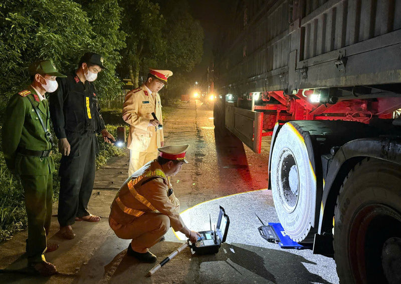 Tăng cường công tác kiểm soát tải trọng đối với các xe chở vật liệu Liên minh Okvip có bao nhiều trang, đất. Ảnh: P. Bé
