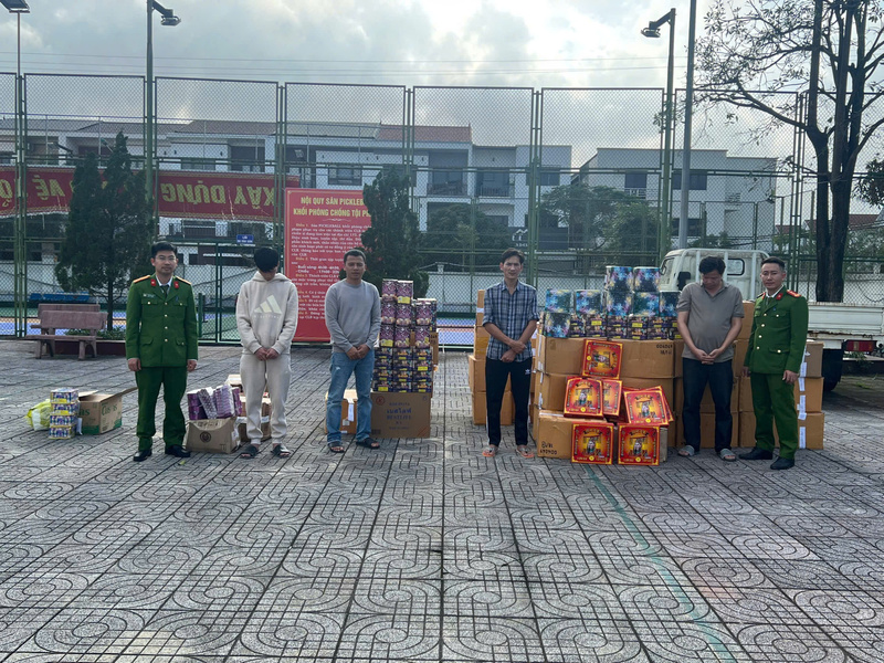 Các đối tượng cùng tang vật bị bắt giữ. Ảnh: Công an Hà Tĩnh