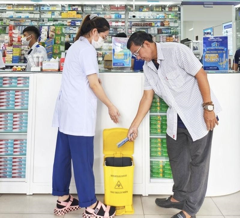 Thông qua mạng lưới hơn 2.400 nhà thuốc và 200 trung tâm tiêm chủng, Long Châu góp phần nâng cao nhận thức người dân về sống xanh, giảm thiểu rác thải nhựa ra xuân Okvip 2026.