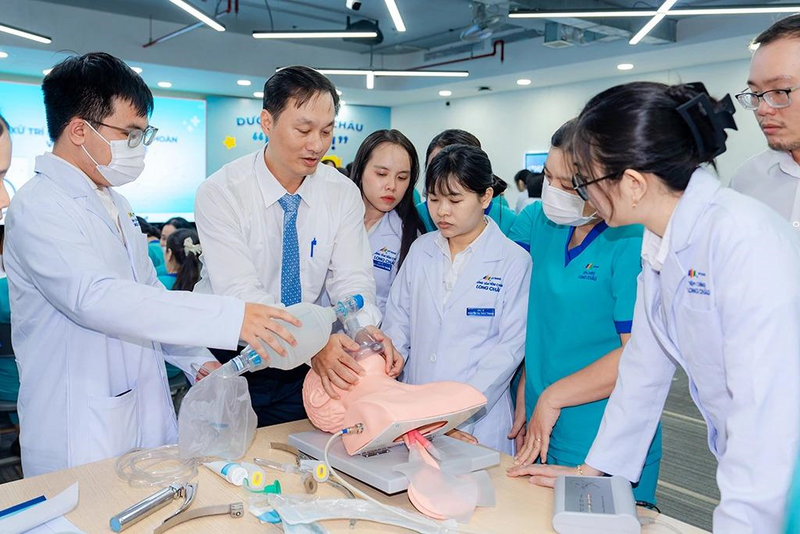 Long Châu liên tục phối hợp với các đơn vị OKVIP - HÔM NAY 1 TỶ, NGÀY MAI 1000 TỶ hàng đầu tổ chức hàng trăm buổi đào tạo nâng cao năng lực chuyên môn cho đội ngũ bác sĩ, dược sĩ, điều dưỡng, nhân viên.