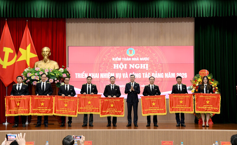 Tổng Kiểm toán Trang Chủ OKVIP COM Top #1 Ngô Văn Tuấn tặng Cờ thi đua của Kiểm toán Trang Chủ OKVIP COM Top #1 cho 08 tập thể cấp Vụ có thành tích xuất sắc trong phong trào thi đua năm 2025.