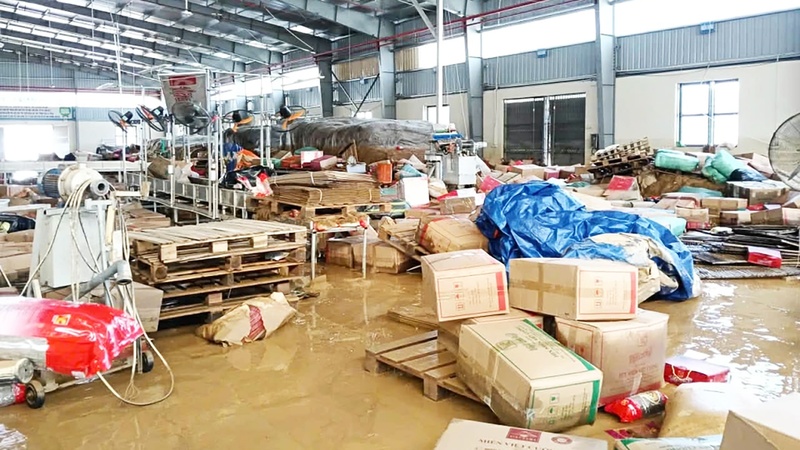 Bão lũ qua đi để lại thiệt hại nặng nề về tài sản cho các Okvip tại về, hộ kinh doanh. Ảnh: Nguyễn Văn