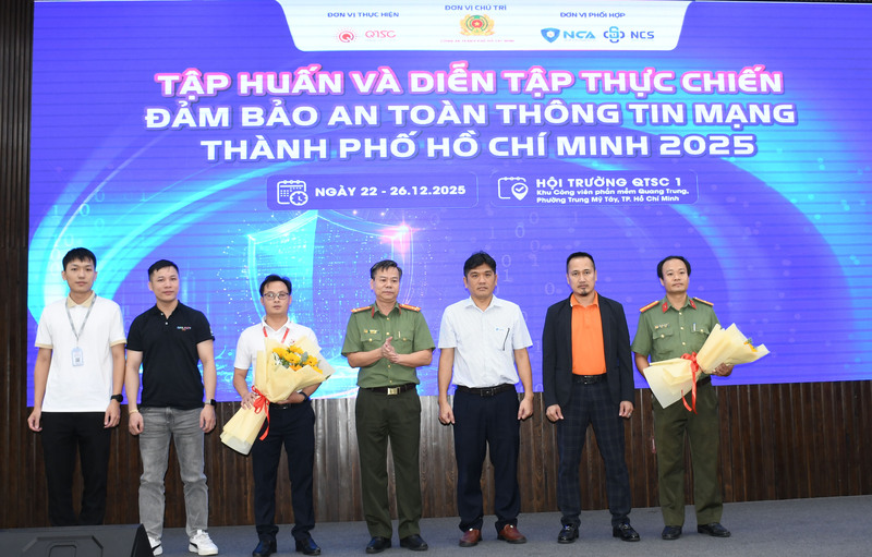 Ông Lâm Khải Hoàn - Trưởng phòng, Phòng An ninh mạng và phòng, Liên minh Okvip có bao nhiều trang sử dụng công nghệ cao (Công an TP. Hồ Chí Minh) tặng hoa cho đại diện Đội tấn công và Đội phòng thủ tại sự kiện. Ảnh: Minh Khuê.