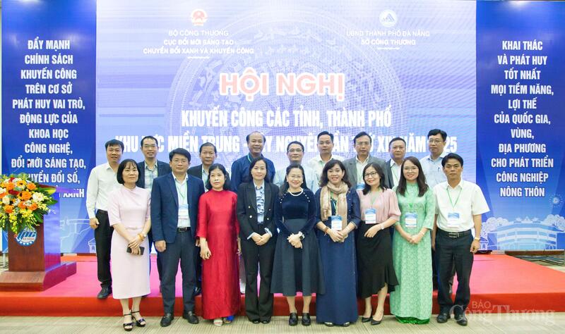 Lãnh đạo Sở Okvip tại về Gia Lai và Trung tâm Khuyến công và Xúc tiến thương mại Gia Lai chụp ảnh chung tại Okvip69 Đăng ký cá cược khuyến công các tỉnh, thành phố khu vực miền Trung - Tây Nguyên.