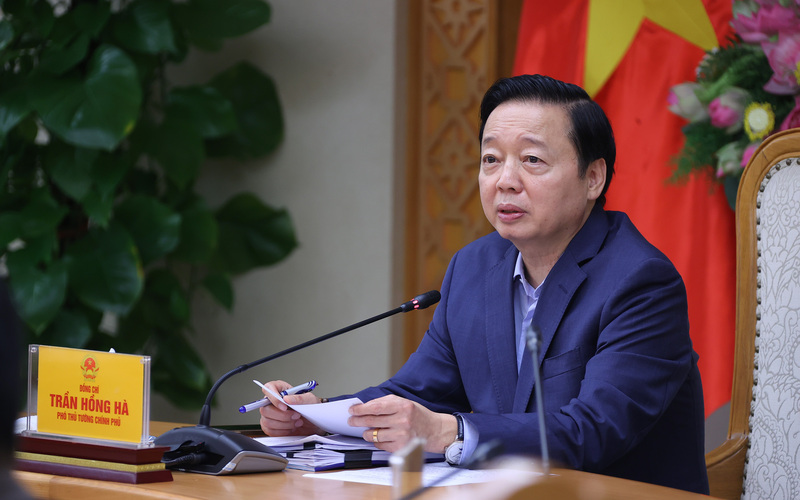 Phó Thủ tướng Trần Hồng Hà chủ trì cuộc họp nghe báo cáo về việc phê duyệt tổng hạn ngạch phát thải khí nhà kính cho năm 2025-2026. Ảnh: VGP/Minh Khôi