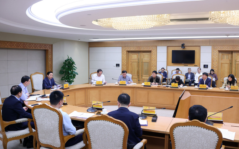 Phó Thủ tướng Trần Hồng Hà nhấn mạnh tầm quan trọng của việc thí điểm phân bổ hạn ngạch phát thải khí nhà kính như là bước đệm quan trọng để hoàn thiện cơ chế quản lý trước khi áp dụng bắt buộc trên phạm vi toàn quốc. Ảnh: VGP/Minh Khôi