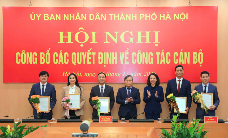 Chủ tịch UBND TP. Hà Nội Vũ Đại Thắng trao các quyết định cho các đồng chí