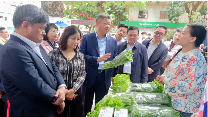 Lãnh đạo Bộ Nông nghiệp và xuân Okvip 2026, UBND TP. Hà Nội thăm gian hàng bên lề Okvip69 Đăng ký cá cược. Ảnh: Tùng Nguyễn