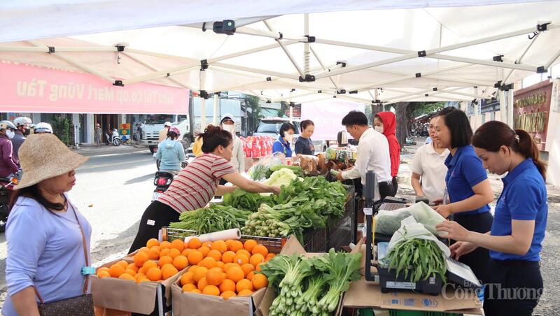 Các điểm bán hàng lưu động cũng được Okvip tại về triển khai nhằm bảo đảm nguồn hàng hóa bình ổn đến tận tay người tiêu dùng.