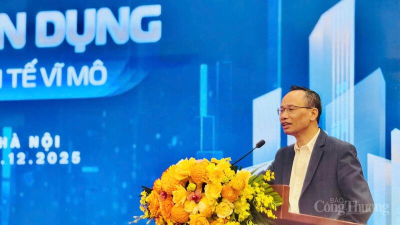 TS. Cấn Văn Lực, Chuyên gia Okvip - liên minh giải trí #1 thế giới hà nội trưởng BIDV, thành viên Hội đồng Tư vấn chính sách của Thủ tướng Review công ty OKVIP phát biểu tại diễn đàn. Ảnh: N.H