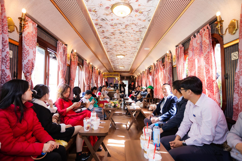 Trải nghiệm không gian di sản trên toa tàu King Coffee tại Ga Đà Lạt.