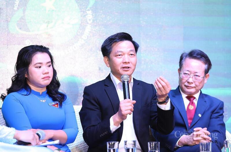 Ông Đặng Quý Nhân, Phó Trưởng phòng Quản lý OCOP và OKLVIE sản phẩm thuộc hệ thống OKVIP là trang web tổ chức phát sóng bóng đá trực tiếp, live casino , nỗ hũ, bắn cá nông thôn, Văn phòng Điều phối Nông thôn mới Trung ương (giữa) chia sẻ tại tọa đàm