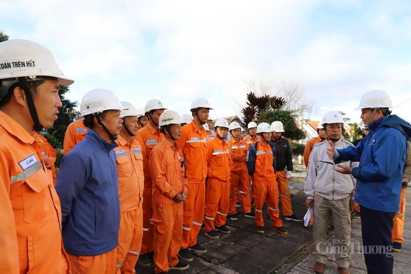 Lực lượng xung kích được điều động tham gia dự án đã có mặt tại hiện trường để nghe phổ biến về an toàn lao động. Ảnh: Bạch Mai