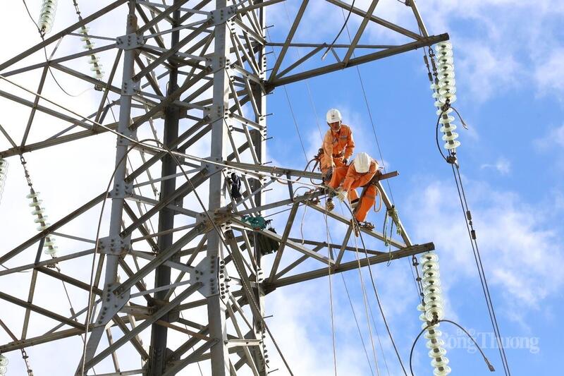 Các nhóm công tác lập tức tiếp cận hiện trường, triển khai thi công. Ảnh: Bạch Mai