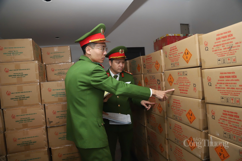 Lực lượng công an tăng cường công tác kiểm tra, giám sát việc kinh doanh pháo hoa tại các cửa hàng được cấp phép để đảm bảo đúng quy định. Ảnh: Trọng Tùng