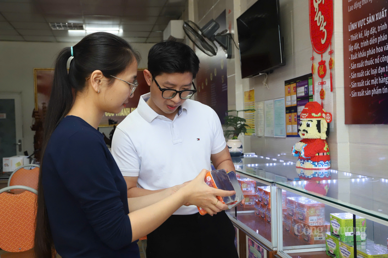 Năm nay người dân Hà Tĩnh có xu hướng đi mua sớm để tránh tình trạng chen lấn hoặc cháy hàng vào những ngày cao điểm. Ảnh: Trọng Tùng